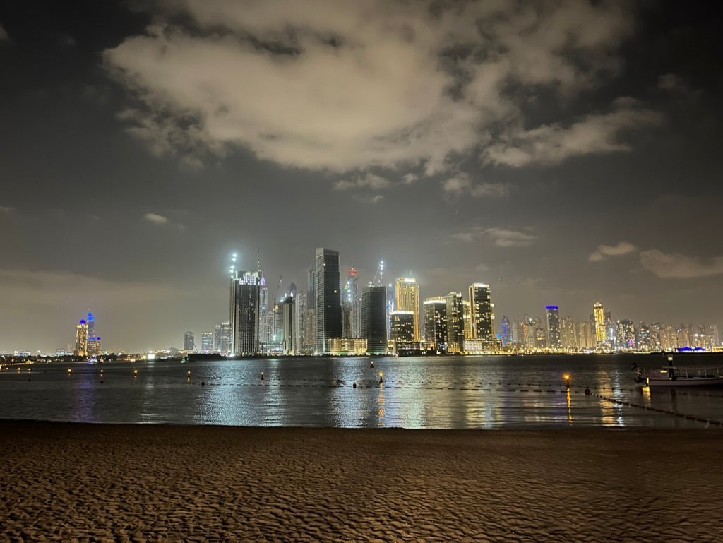 Dubai_at_night_Schocken
