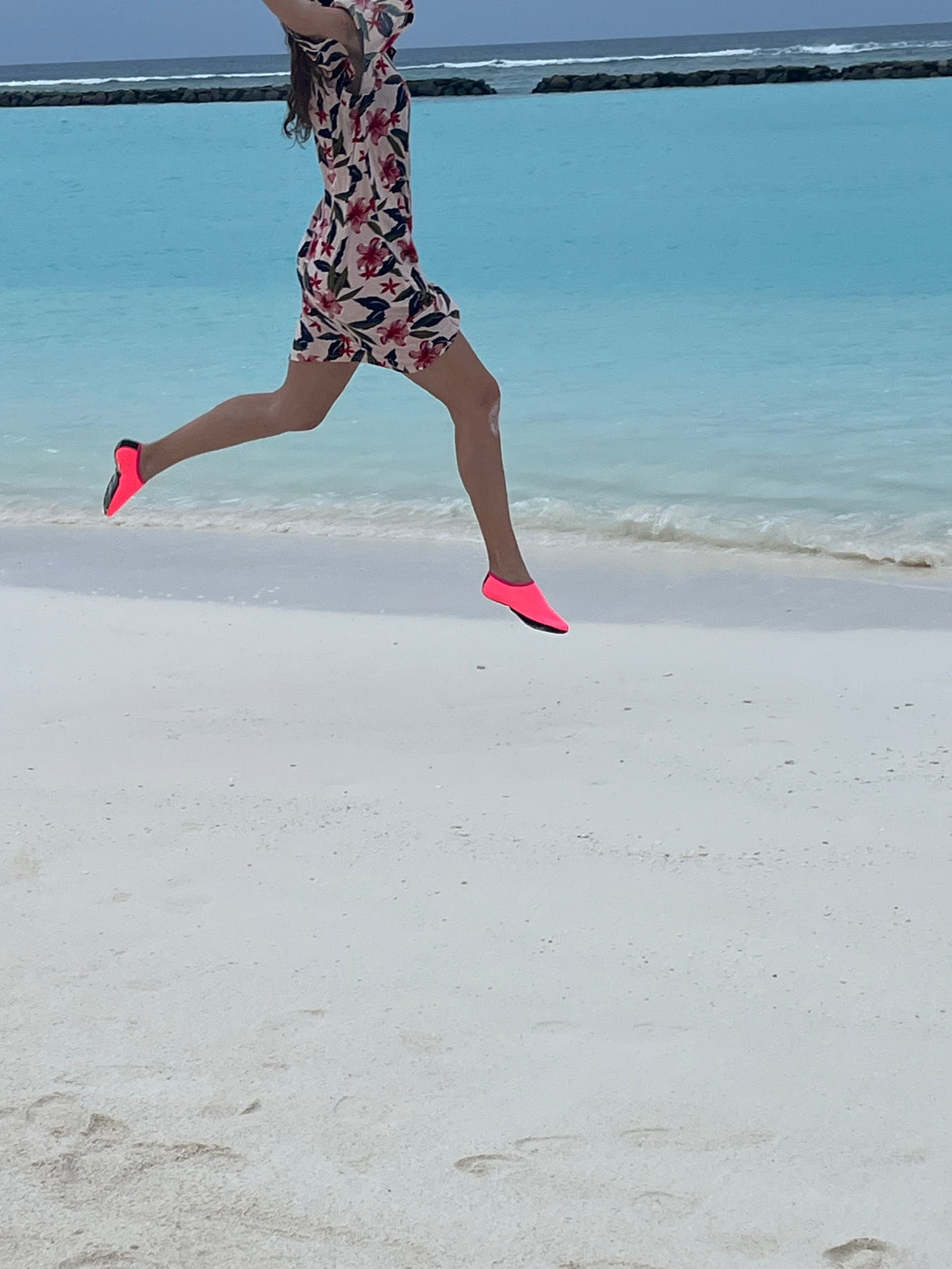 Badeschuhe am Strand von Joy Island Malediven